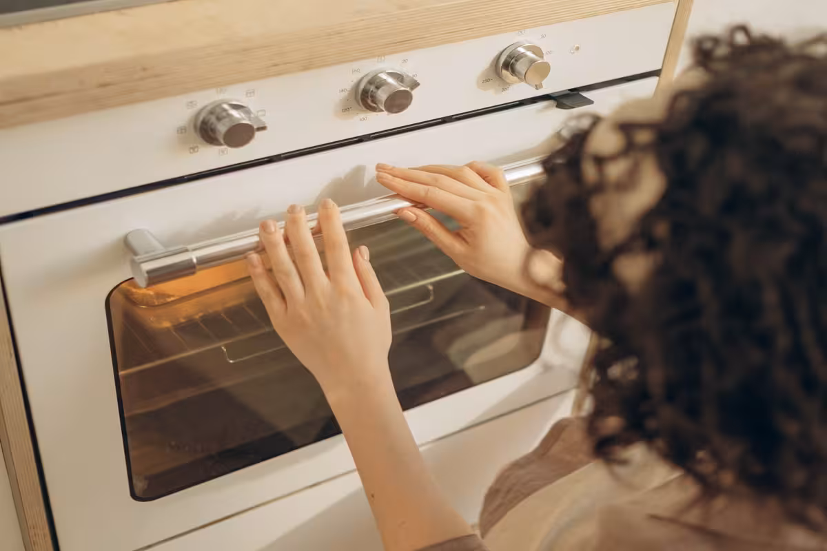 Worn rubber oven door seal causing hot air to escape and oven burning food